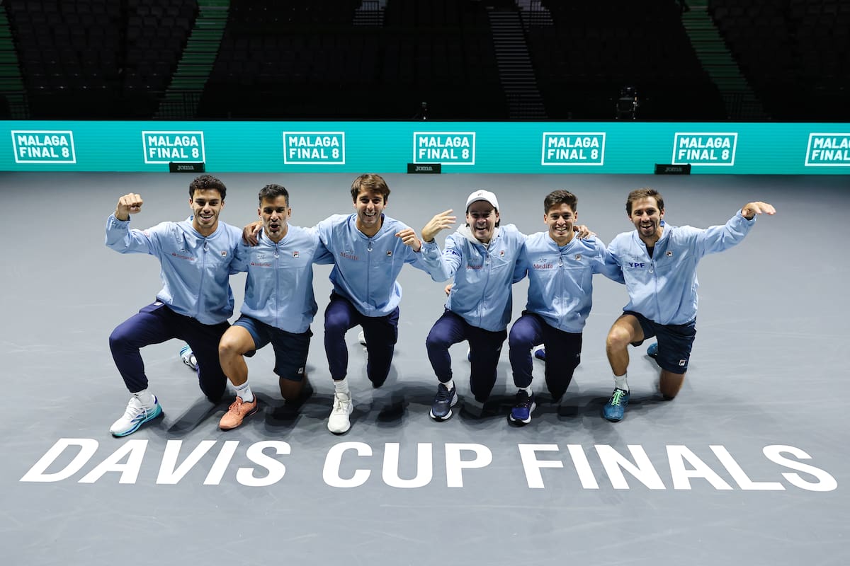 El plantel de Argentina posa tras lograr en Manchester la clasificación para el Final 8; en la imagen, Cerúndolo, Machi González, Etcheverry, el capitán Coria, Báez y Molteni (Photo by Matt McNulty/Getty Images for ITF)
