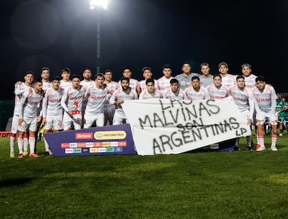 El plantel de Argentinos Juniors antes de jugar con Sarmiento, con la bandera y la leyenda: "Las Malvinas son Argentinas"