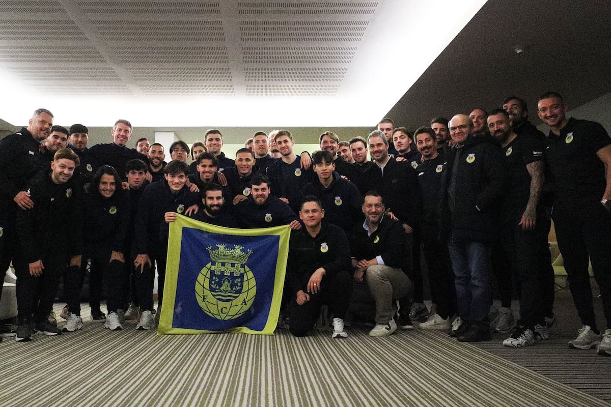 El plantel de Arouca FC, postpartido de la liga de Portugal, junto al único hincha que fue a alentarlos como visitante
