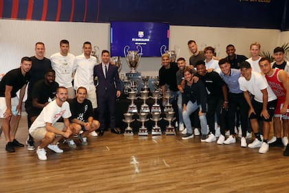 El plantel de Barcelona acompaña a Messi en su despedida del club