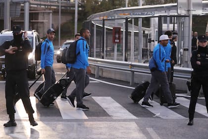 El plantel de Boca en la llegada al aeropuerto de Barajas en Madrid