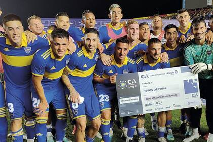 El plantel de Boca festeja el pasaje en la Copa Argentina: vencieron a Olimpo por 2-1 en Chaco