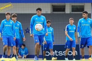 El plantel de Boca y la última práctica antes de viajar a Sucre (Twitter @BocaJrsOficial)