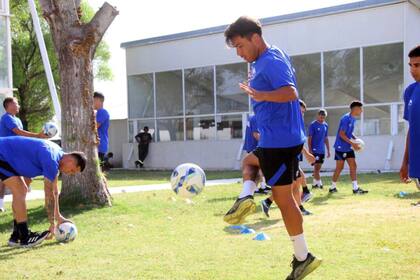 El plantel de Bolívar, en plena pretemporada; llega al duelo contra River con un solo encuentro disputado este año