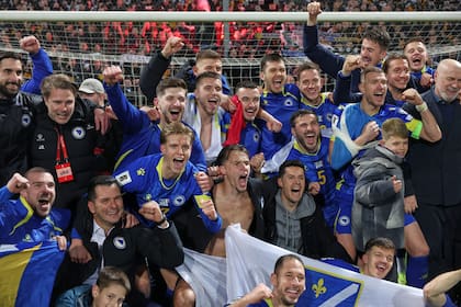 El plantel de Bosnia y Herzegovina festeja la clasificación para el Mundial luego de marginar a nada menos que Italia; el fútbol unió a las partes del país.