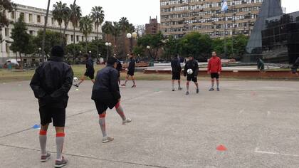El plantel de Brown entrenando en la Plaza Independencia