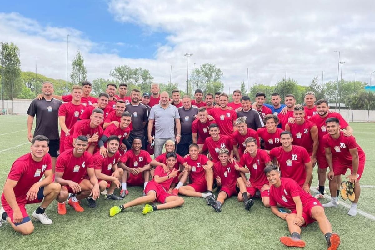 El plantel de Deportivo Zoe junto a Leonardo Cositorto durante un entrenamiento el año pasado