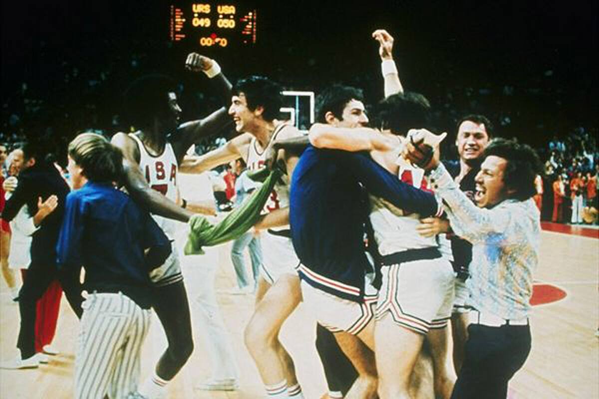 El plantel de Estados Unidos celebra el oro... antes de tiempo