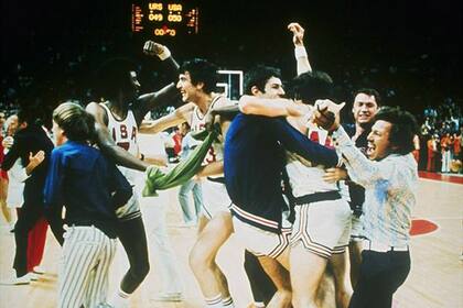 El plantel de Estados Unidos celebra el oro... antes de tiempo