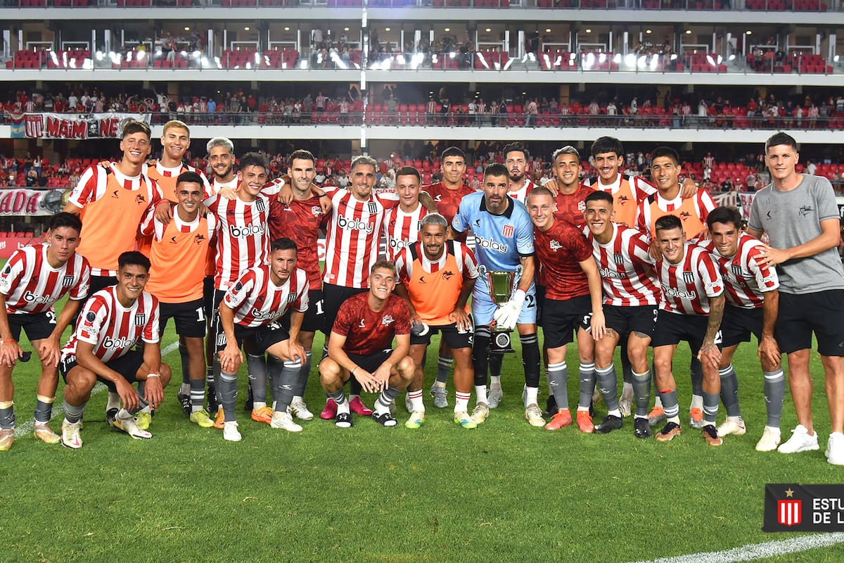 El plantel de Estudiantes -con muchos experimentados- celebró en el final ante Huracán, en la fecha pasada, con el debut de Eduardo Domínguez como DT