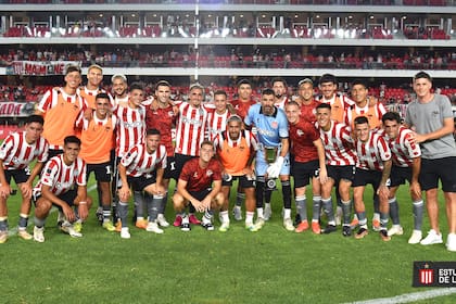 El plantel de Estudiantes -con muchos experimentados- celebró en el final ante Huracán, en la fecha pasada, con el debut de Eduardo Domínguez como DT