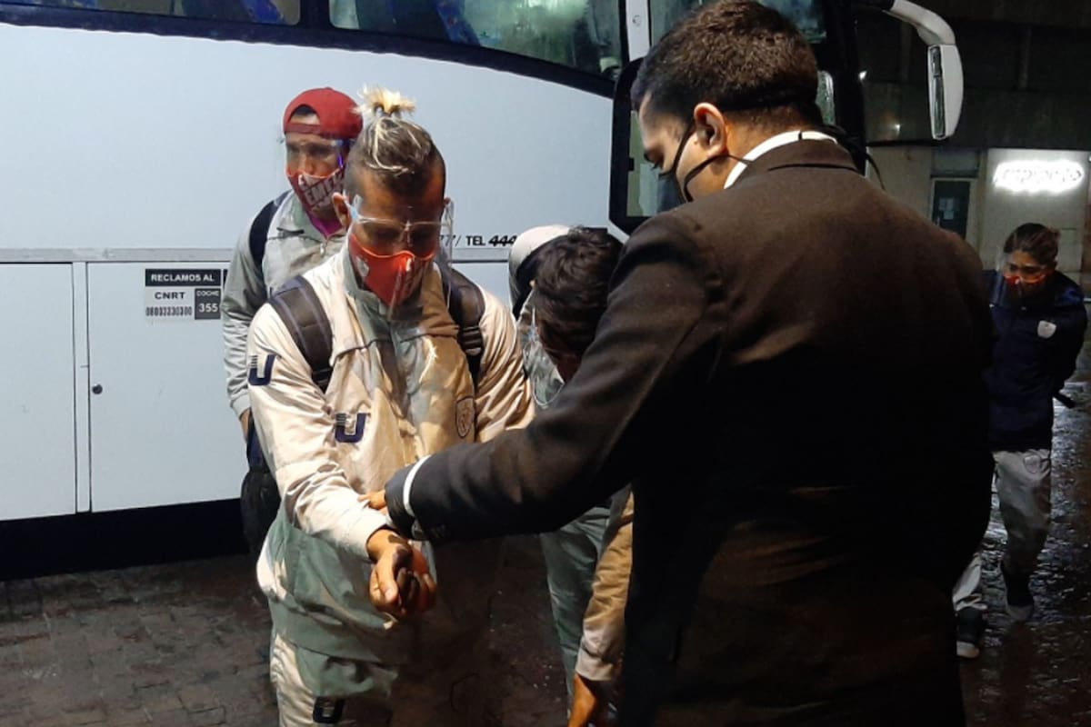 El plantel de Estudiantes de Mérida llegó esta madrugada al aeropuerto de Ezeiza, donde se les tomó la temperatura a los futbolistas.
