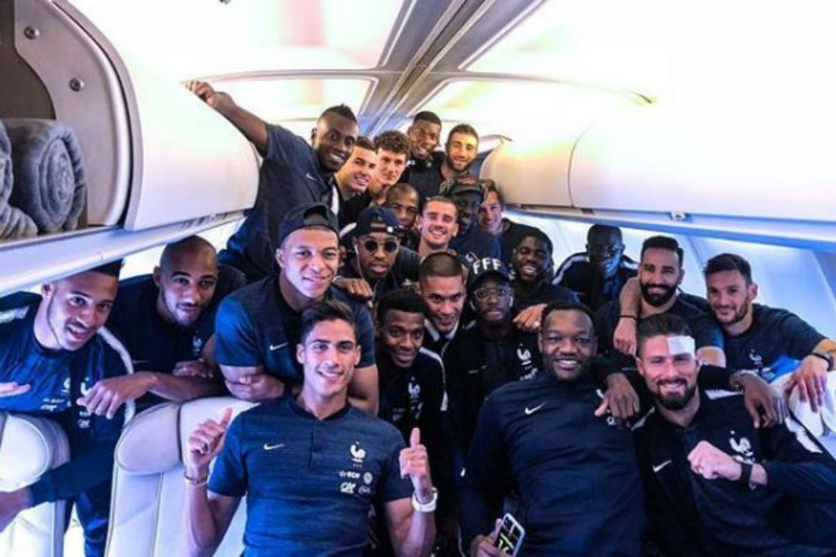 El plantel de Francia, ya en el avión y con la música del cantante de trap y reggaeton Ozuna de fondo