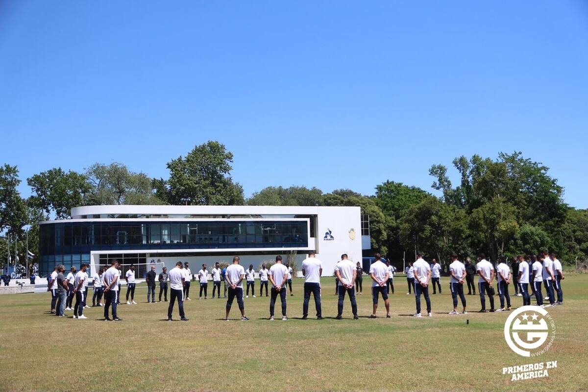 El plantel de Gimnasia, antes de empezar el entrenamiento de este viernes, ya sin Maradona ni el Gallego Méndez