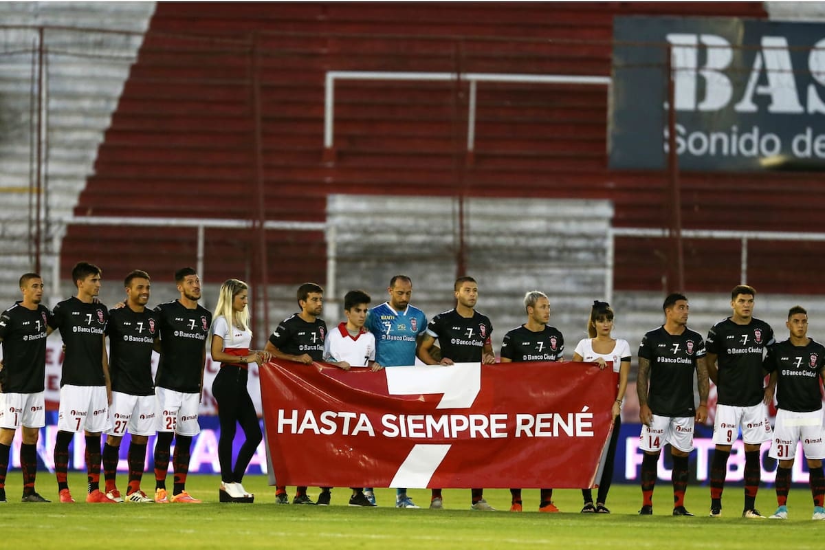 El plantel de Huracán posa en el homenaje al "Loco" Houseman