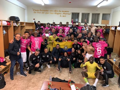 El plantel de Independiente del Valle festejando en el vestuario la clasificación a la final de la Copa Sudamericana