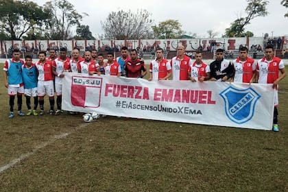 El plantel de Juventud Unida con el mensaje para Emanuel