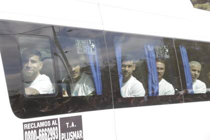 El plantel de la selección argentina fue desde el predio de la AFA al Monumental en combis