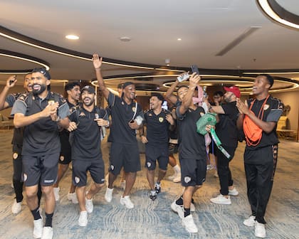 El plantel de la selección de Omán festejando la clasificación