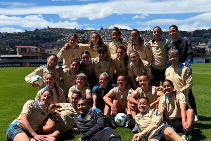 El plantel de la selección femenina argentina, antes de su debut en la Copa América de Ecuador