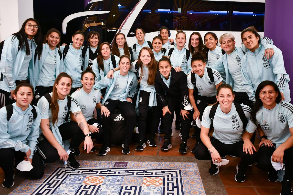 El plantel de la selección femenina de fútbol de la Argentina, en su llegada a Colombia para disputar la Copa América