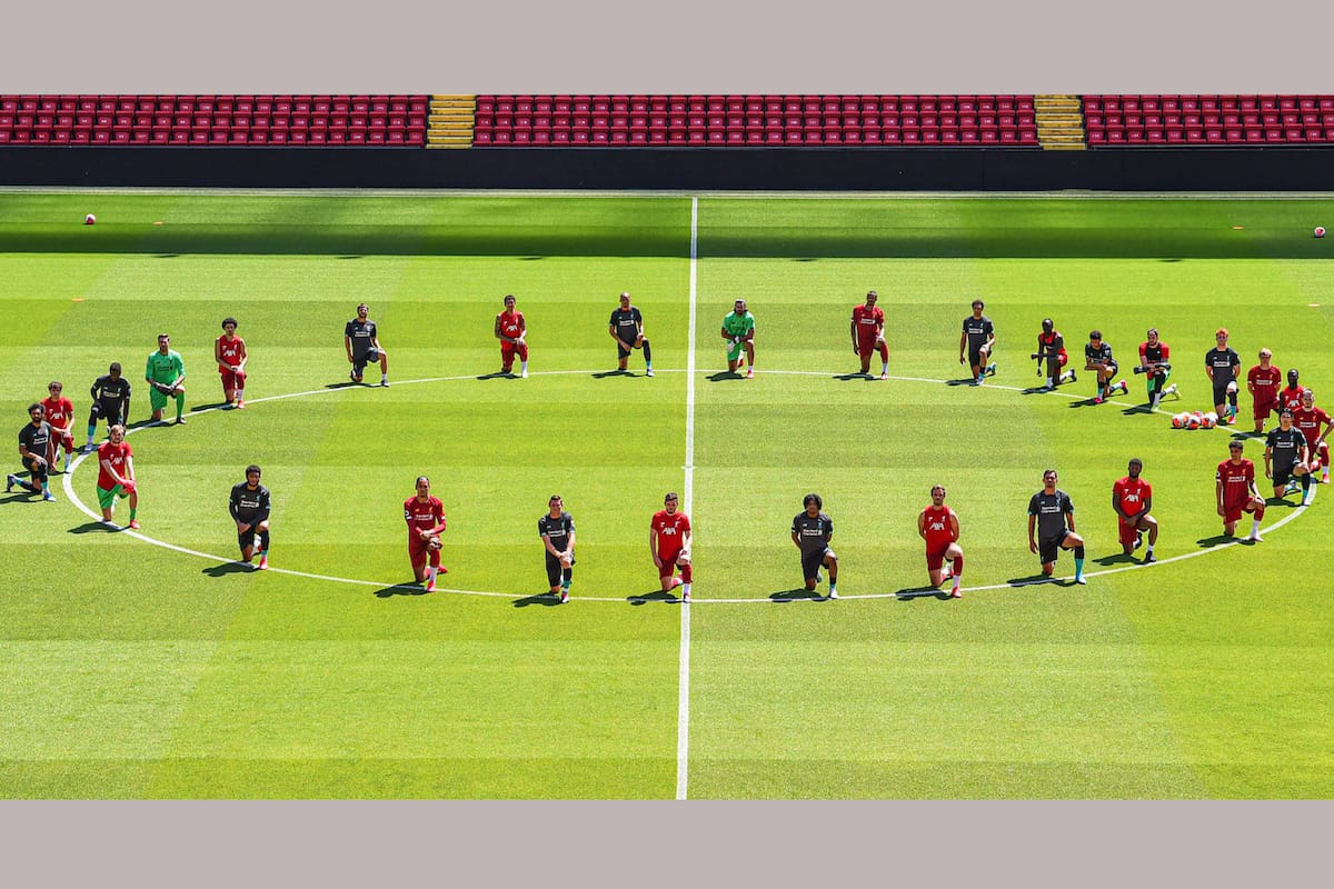 El plantel de Liverpool de Inglaterra y su reclamo contra el racismo.