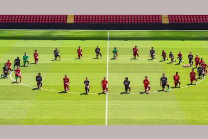 El plantel de Liverpool de Inglaterra y su reclamo contra el racismo.