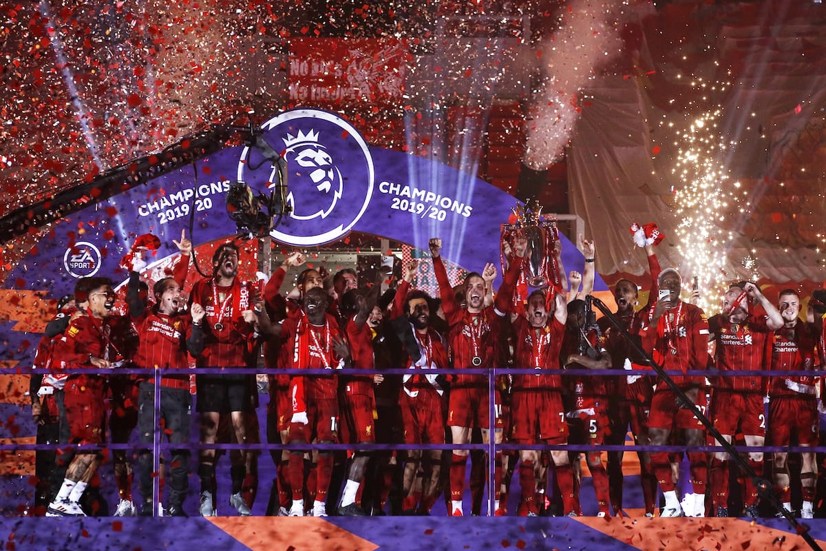 El plantel de Liverpool, en el podio en Anfield; el campeón tuvo su premiación oficial