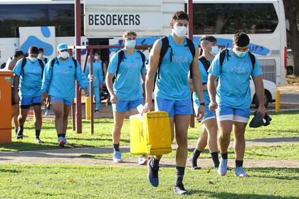 El plantel de Los Pumitas llega al lugar de práctica en Stellenbosch, Sudáfrica; el seleccionado argentino juvenil debutará este viernes contra Georgia, en un cuadrangular sub 20 que completan el local y Uruguay.