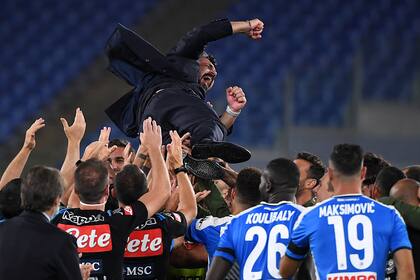 El plantel de Napoli hace volar su director técnico, Gennaro Gattuso, luego de ganar la final de la Copa Italia por penales ante Juventus