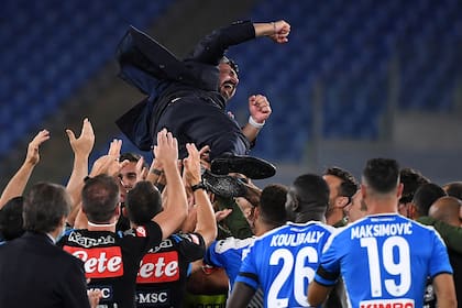El plantel de Napoli hace volar su director técnico, Gennaro Gattuso, luego de ganar la final de la Copa Italia por penales ante Juventus