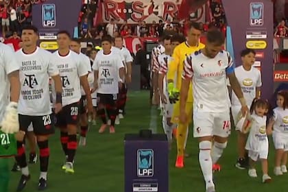 El plantel de Newell's salió a la cancha con una remera en defensa de la AFA y los hinchas repudiaron la decisión