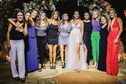 El plantel de oro de las ex Leonas acompañó a su amiga. De izquierda a derecha: Mechi Margalot, Giselle Kañevsky, Soledad García, Paola Vukojicic, Magui Aicega, Mariana González Oliva, Lucha, Inés Arrondo, Ayelén Stepnik, la jefa de equipo, Claudia Medici y María Paz Hernández.