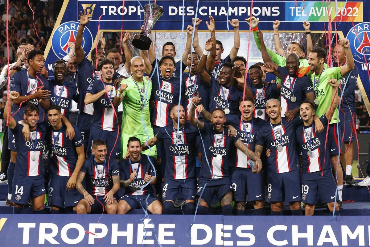 El plantel de PSG, con Messi, luego de la Supercopa de Francia ganada ante Nantes