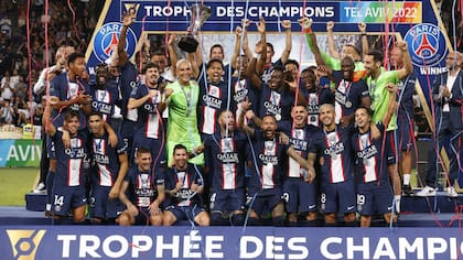 El plantel de PSG, con Messi, luego de la Supercopa de Francia ganada ante Nantes