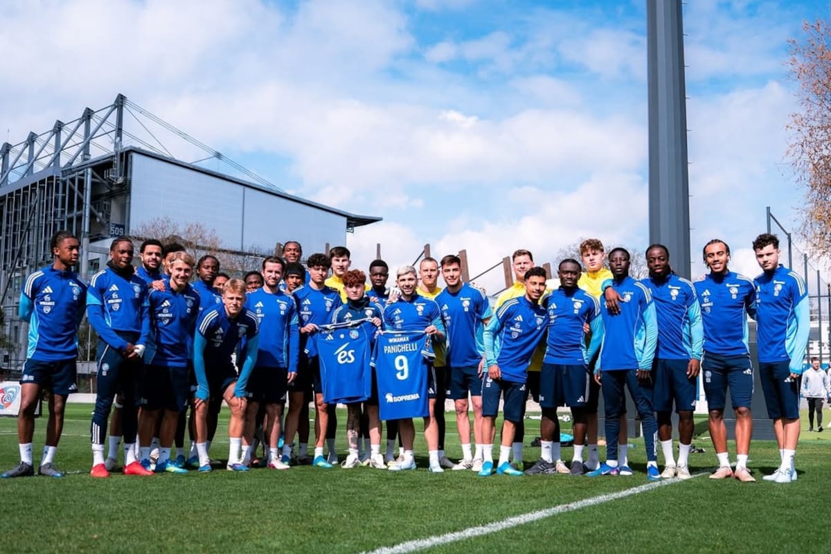 El plantel de Racing de Estrasburgo reunido mostrando su apoyo a Joaquín Panichelli en el entrenamiento del club francés