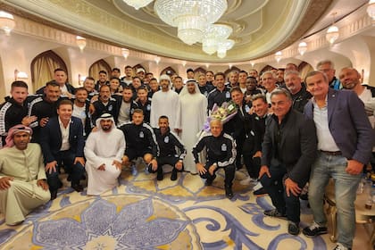 El plantel de Racing fue agasajado por las autoridades locales y los organizadores de la Supercopa Internacional en Emiratos Árabes; la Academia y Boca jugarán este viernes la final en Abu Dhabi