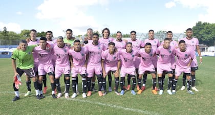 El plantel de Real Pilar estuvo en sintonía con el cuerpo y los directivos en un club en el que se trabaja "en familia" y consiguió el salto a la tercera categoría del fútbol.