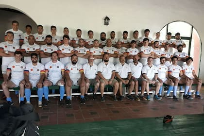 El plantel de Regatas-Belgrano San Nicolás, con el cuerpo técnico unificado