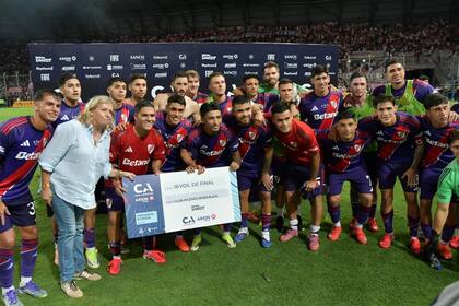 El plantel de River, con el cheque tras vencer a Ciudad de Bolívar, por la Copa Argentina; Freitas, es el primero desde la izquierda