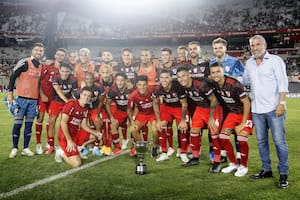 El plantel de River junto con Omar Labruna, hijo de Angel Labruna, la Copa en honor al ídolo riverplatense