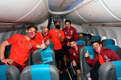 El plantel de River Plate, a bordo del chárter que lo transportó a la capital peruana