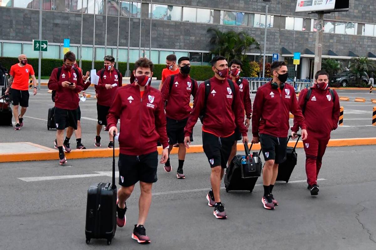 El plantel de River Plate, que dirige Marcelo Gallardo, viajó esta tarde a Lima con el equipo completo para jugar ante Binacional