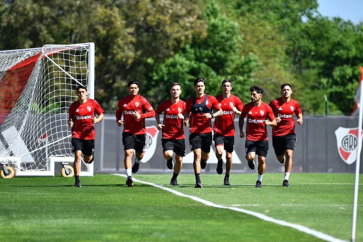 El plantel de River se prepara para dos partidos decisivos en Córdoba: ante Talleres por el Clausura y frente a Independiente Rivadavia por la Copa Argentina