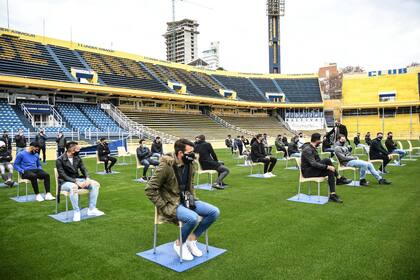 El plantel de Rosario Central tuvo su primer contacto con el nuevo DT, manteniendo la distancia social.