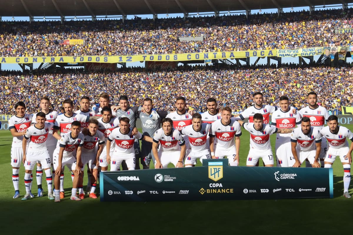 El plantel de Tigre entero antes de disputar la final de la Copa de la Liga 2022 ante Boca, en Córdoba; entre ellos, Equi Fernández y Prediger