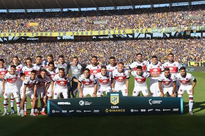 El plantel de Tigre entero antes de disputar la final de la Copa de la Liga 2022 ante Boca, en Córdoba; entre ellos, Equi Fernández y Prediger