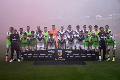 El plantel de Vélez formando antes de disputar la final con Estudiantes en Santiago del Estero, por la Copa de la Liga 2024