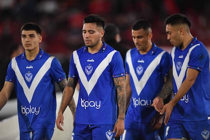 El plantel de Vélez fue agredido por la barrabrava tras la derrota con Huracán