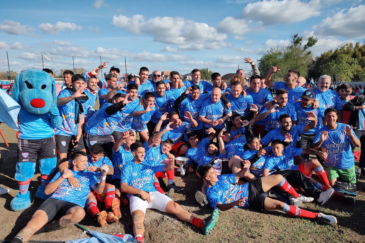 El plantel de Yupanqui celebra el histórico ascenso a Primera C (Twitter @YupanquiOk)